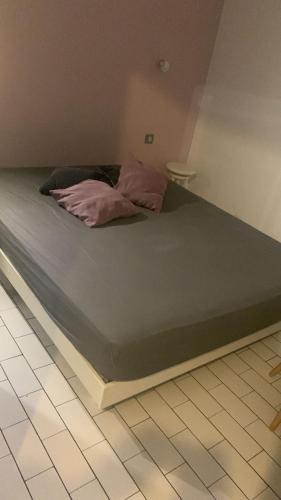 - un grand lit installé au dernier étage dans l'établissement Une vue à couper le souffle, à Canet