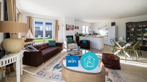 un salon avec un canapé et une table dans l'établissement Ba-Batz Cool - Les Gîtes de la Côte d'Amour, à Batz-sur-Mer