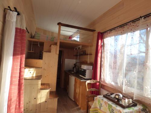 a small kitchen with a window in a tiny house at Tiny House lumineuse et ressourçant in Le Brusquet
