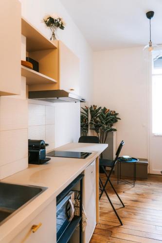une cuisine avec un évier et un plan de travail dans l'établissement L 'Haussmannien - Chic - Gare - Metro - Centre, à Toulouse