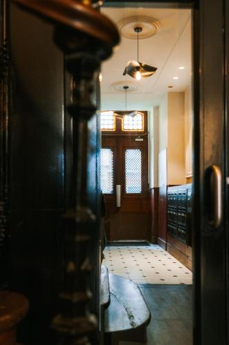 - une vue sur un couloir avec une porte et une chambre dans l'établissement L 'Haussmannien - Chic - Gare - Metro - Centre, à Toulouse