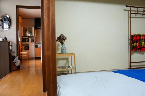 Ένα ή περισσότερα κρεβάτια σε δωμάτιο στο Osaka Cozy Traditional House in Local Area with local