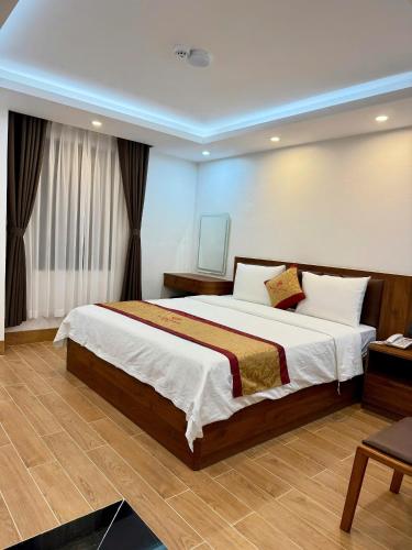 a bedroom with a large bed in a room at Bảo Ngọc Diamond Hotel 2 in Cao Bằng