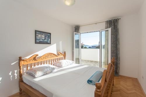 ein Schlafzimmer mit einem Bett und einem großen Fenster in der Unterkunft Holiday home Lucy with private pool in Kaštela