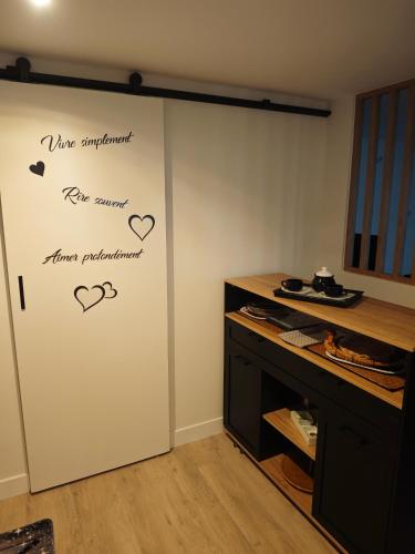 une pièce avec une porte avec des cœurs dessus dans l'établissement Ty Bihan, au Mans