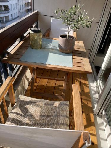 Photo de la galerie de l'établissement Studio climatisé avec balcon proche Champs-Élysées, à Courbevoie