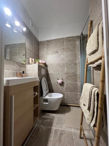 une salle de bain avec toilettes et lavabo dans l'établissement Studio Boho Chic - Proche de la mer, à Nice