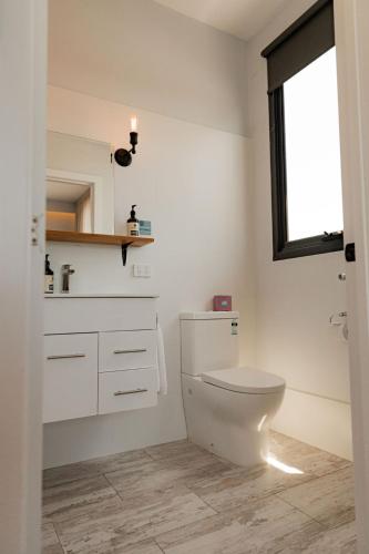 Bilik mandi di Bay Of Fires Apartments - Town Centre