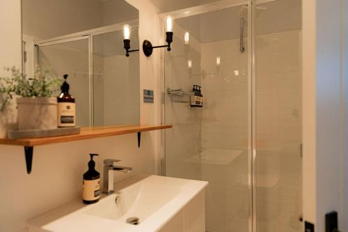 Bilik mandi di Bay Of Fires Apartments - Town Centre