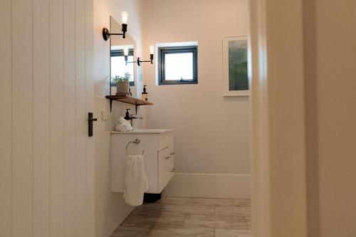 Bilik mandi di Bay Of Fires Apartments - Town Centre