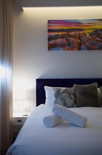 Katil atau katil-katil dalam bilik di Bay Of Fires Apartments - Town Centre