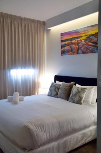 Katil atau katil-katil dalam bilik di Bay Of Fires Apartments - Town Centre