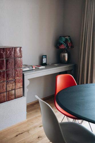 a dining room with a table and chairs and a counter at Appart Hotel Knappaboda in Lech am Arlberg