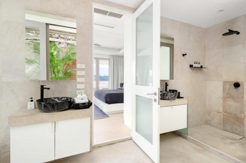 Η κουζίνα ή μικρή κουζίνα στο Villa Kohia, stunning sea views, breakfast, serviced daily, private dining service on request, North Chaweng