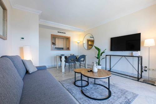 MARBELLA HOME RENTALS - Marina Banus, Puerto Banus, seaview, 2BR, parking & pool