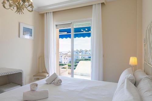 MARBELLA HOME RENTALS - Marina Banus, Puerto Banus, seaview, 2BR, parking & pool
