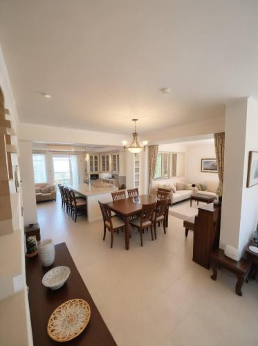 Posezení v ubytování Three Bedroom with Fireplace and Piano
