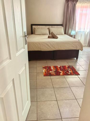 Ένα ή περισσότερα κρεβάτια σε δωμάτιο στο Crescent accommodation