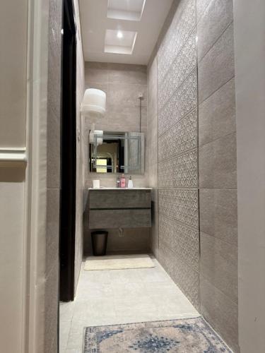 a bathroom with a sink and a mirror at نزل العقيق بحي الجامعة in Medina