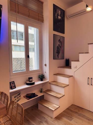 - un escalier dans une chambre avec fenêtre dans l'établissement Cannes Croisette Festival Plage Mer, à Cannes