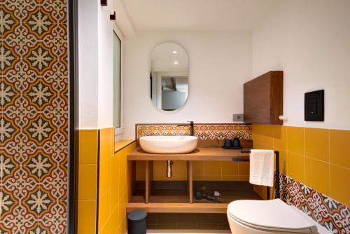 un bagno con lavandino e WC di Tra i vicoli di Napoli, La Olivella design e amore a Napoli