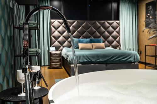 Ένα ή περισσότερα κρεβάτια σε δωμάτιο στο De luxe Bed &Wellness