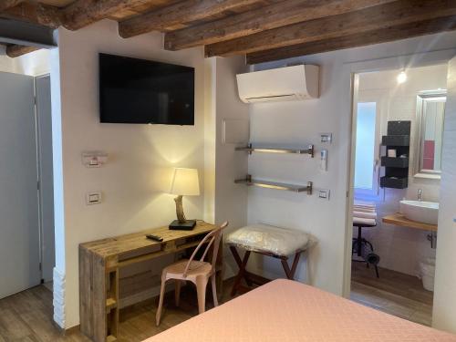 Μια τηλεόραση ή/και κέντρο ψυχαγωγίας στο Barbara's studios