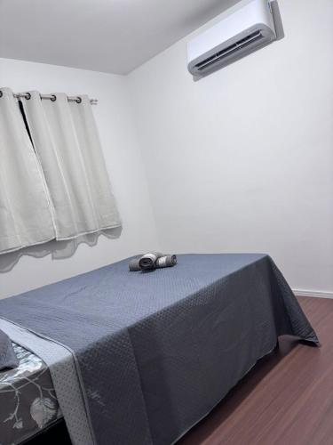 Ένα ή περισσότερα κρεβάτια σε δωμάτιο στο 2 Quartos com Ar Condicionado Apto Próx Hosp Paraná and HC