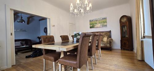 a dining room with a wooden table and chairs at Ferienhaus Sanssouci in Stahnsdorf