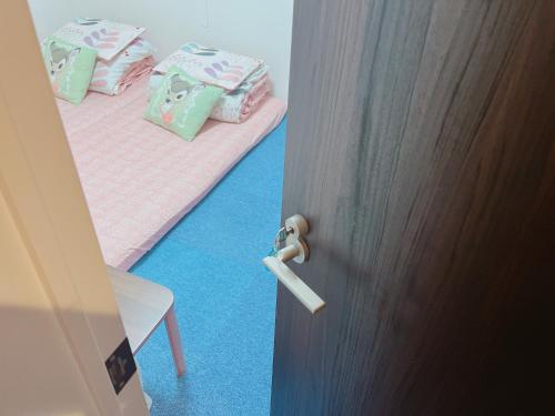 Postel nebo postele na pokoji v ubytování 絵ちゃんの家