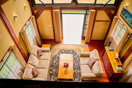 Χώρος καθιστικού στο Shamba Lodge Cabin A