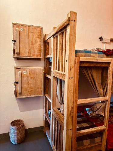 Ein Etagenbett oder Etagenbetten in einem Zimmer der Unterkunft Dreamy Hostel Arugambay