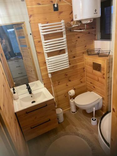 ein kleines Badezimmer mit Toilette und Waschbecken in der Unterkunft Domek w Budzie Ruskiej in Buda Ruska
