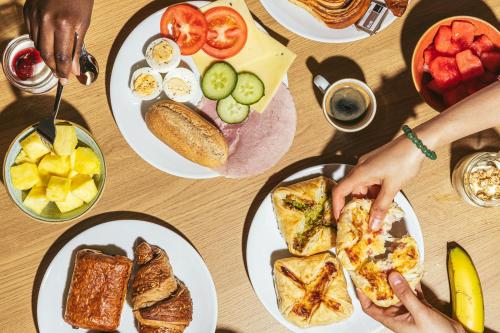 グラスゴーにあるポイント A ホテル グラスゴーの食べ物の皿が置かれたテーブル