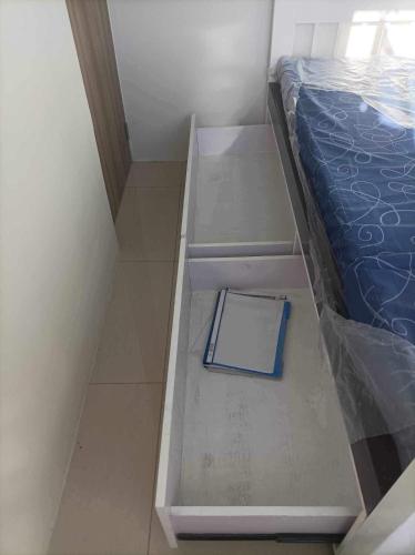 Postel nebo postele na pokoji v ubytování 2BR Family suite with Balcony with WiFi and Netflix, behind SM Sucat