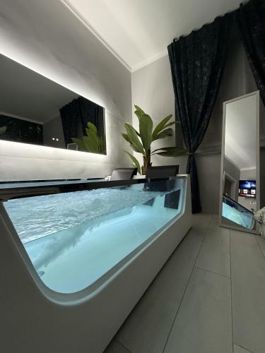 TROPICAL RHAPSODY - Jacuzzi & King Size a Torino Centro photo 8