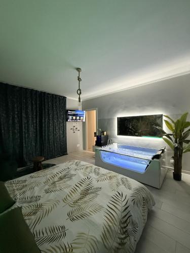 Un pat sau paturi într-o cameră la TROPICAL RHAPSODY - Jacuzzi & King Size a Torino Centro