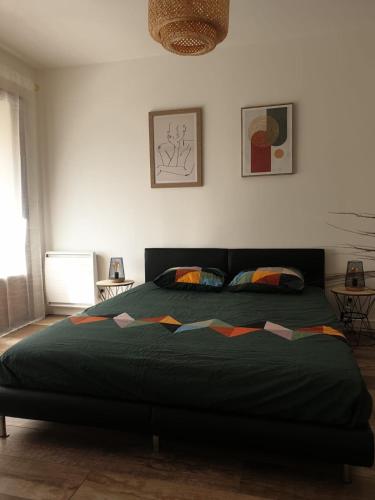 une chambre avec un grand lit dans une pièce dans l'établissement Hyères - Centre Ville - Private parking, à Hyères