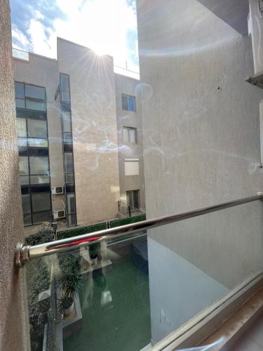 Aussicht aus einem Fenster eines Gebäudes mit Wasser in der Unterkunft Love apartment in New cairo