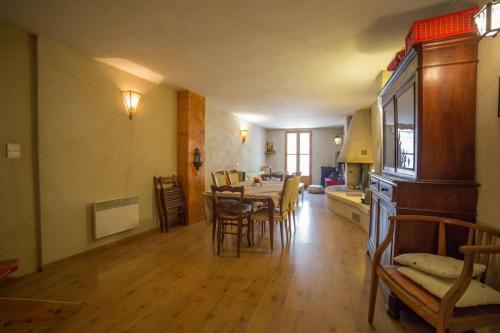 une cuisine et une salle à manger avec une table et des chaises dans l'établissement Maison de village 8 personnes - découvrez la Vallée des Merveilles !, à Tende