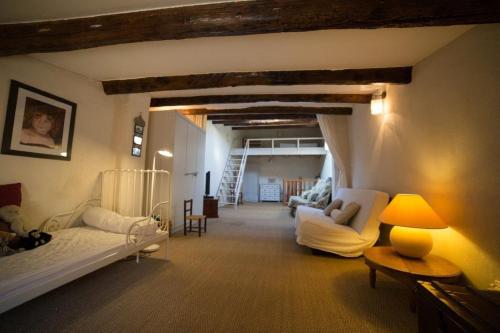 - un salon avec deux canapés blancs et une table dans l'établissement Maison de village 8 personnes - découvrez la Vallée des Merveilles !, à Tende