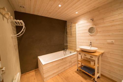 une salle de bain avec une baignoire et un lavabo et une baignoire dans l'établissement Maison de village 8 personnes - découvrez la Vallée des Merveilles !, à Tende