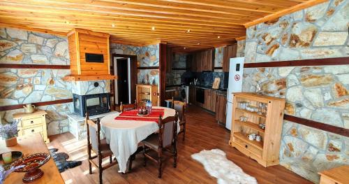 Η κουζίνα ή μικρή κουζίνα στο Rhodopski Apartment