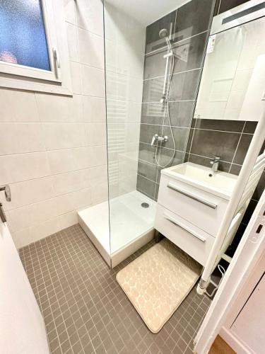 une salle de bain avec douche et lavabo dans l'établissement Bright 62m2 2 Bedroom Apartment, à Caluire-et-Cuire