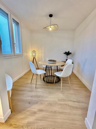 une salle à manger avec une table et des chaises dans l'établissement Bright 62m2 2 Bedroom Apartment, à Caluire-et-Cuire