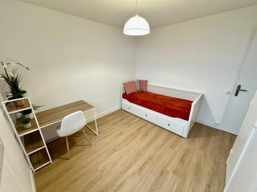 une petite chambre avec un lit et un bureau dans l'établissement Bright 62m2 2 Bedroom Apartment, à Caluire-et-Cuire