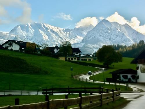 a winding road with a mountain range in the background at Ferienwohnung Bergrose in Obermaiselstein