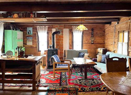 Gornja BrusovačaにあるVila Bella Vistaのソファとストーブのあるリビングルーム