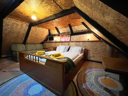 Gornja BrusovačaにあるVila Bella Vistaのベッドルーム1室(バナナ付きのベッド1台付)