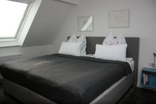 a bedroom with a bed with white and blue pillows at Ferienwohnung Die Paradiesische in Kleve